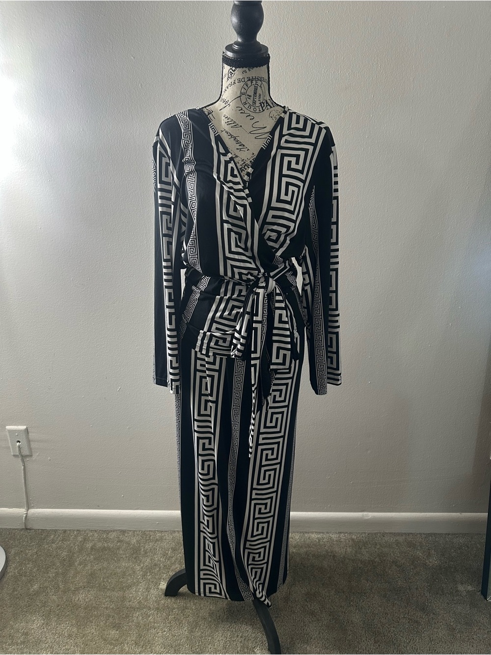 Ashley Stewart Black & White Greek-Key Print Two-Piece Set 22/24